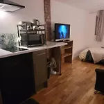 Your London Escape - Cosy Studio W Fast Wi-Fi & Free Onstreet Parking