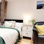 Your London Escape - Cosy Studio W Fast Wi-Fi & Free Onstreet Parking