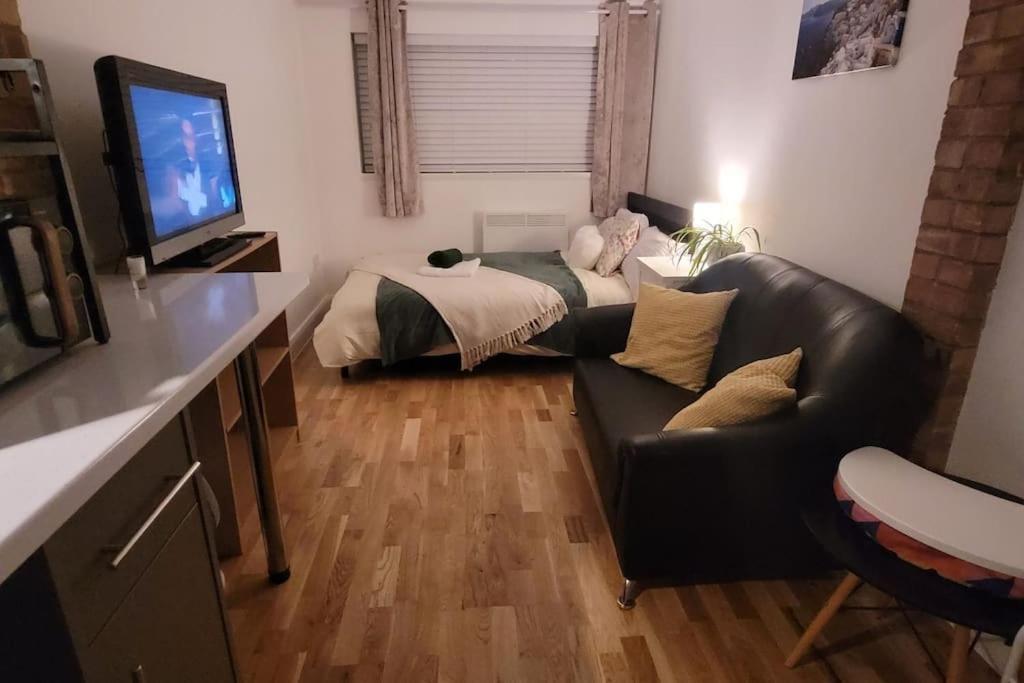 Your Escape - Cosy W Fast Wi-fi & Free Onstreet Parking