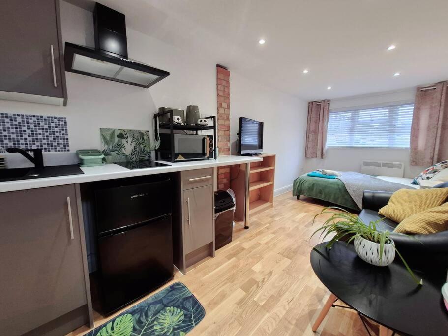 Your Escape - Cosy W Fast Wi-fi & Free Onstreet Parking Apartment