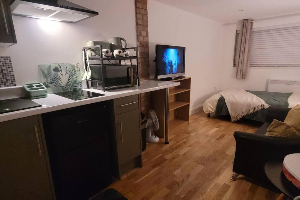 Your Escape - Cosy W Fast Wi-fi & Free Onstreet Parking Apartment *