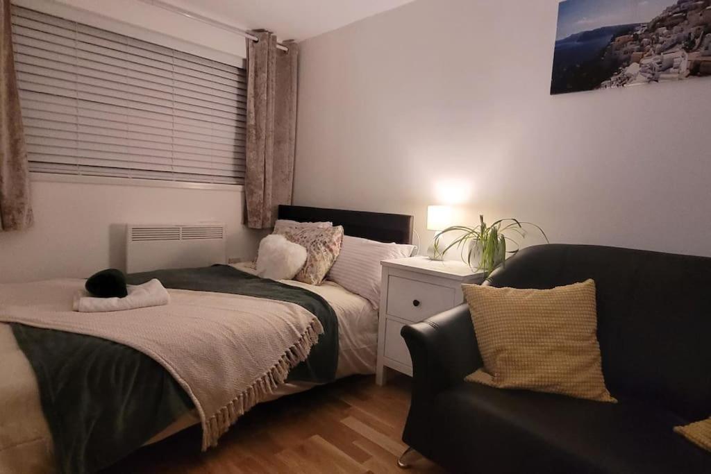 Your Escape - Cosy W Fast Wi-fi & Free Onstreet Parking Apartment *